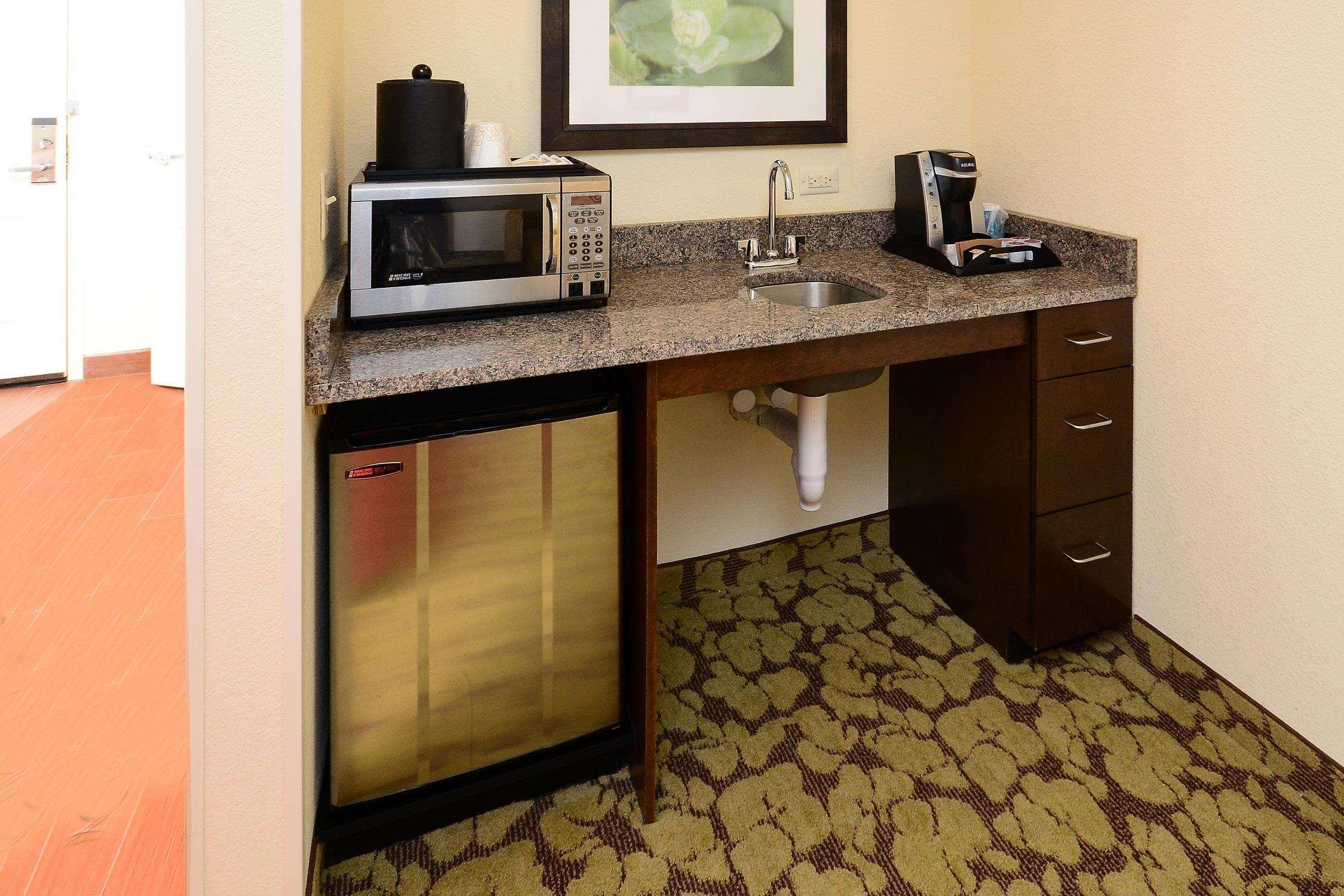 Hilton Garden Inn Greensboro Airport Екстер'єр фото
