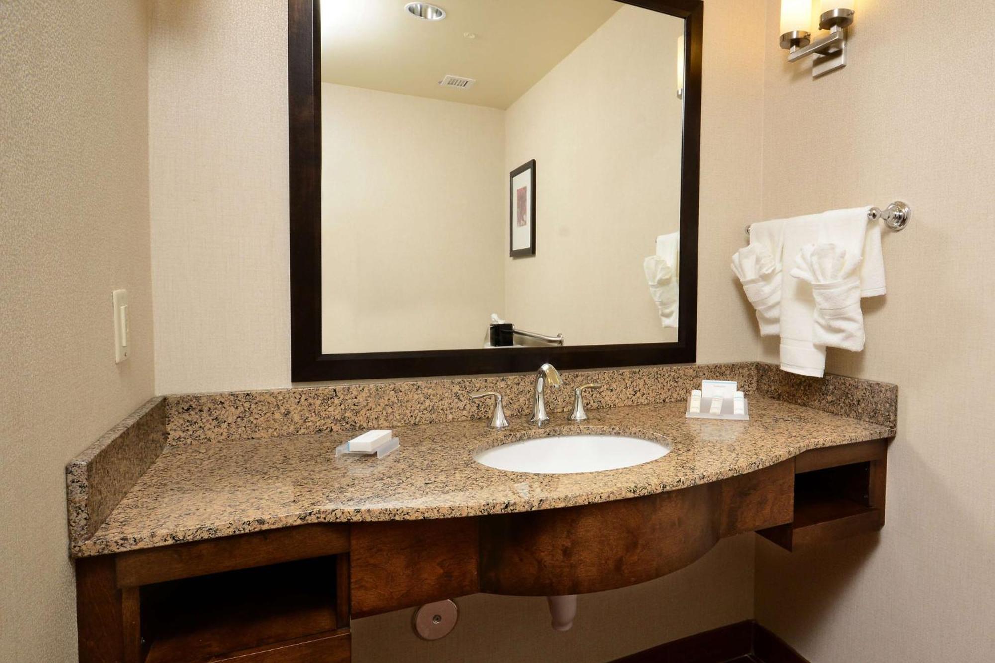 Hilton Garden Inn Greensboro Airport Екстер'єр фото